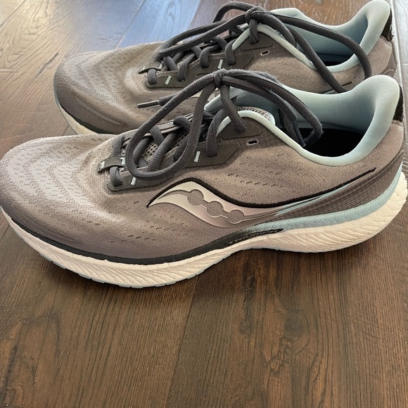 SAUCONY TRIUMPH 19 RUNNING SHOE ALLOY/POWDER - Picture 3 of 9